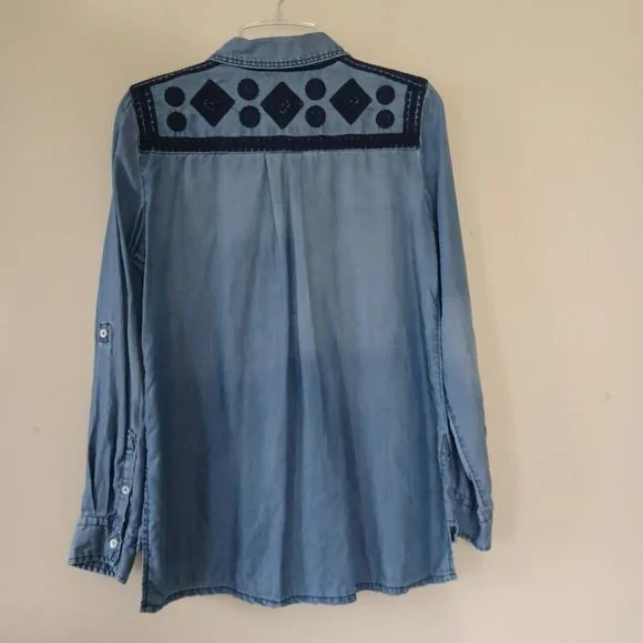 Holding Horses Women's Medium Chambray Blue Embroidered Button Up Shirt Western - Picture 2 of 5